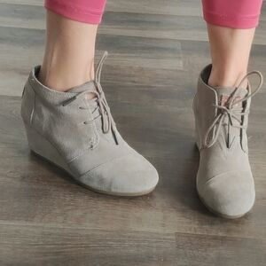 Women's Suede Wedge Ankle Boots - Gray